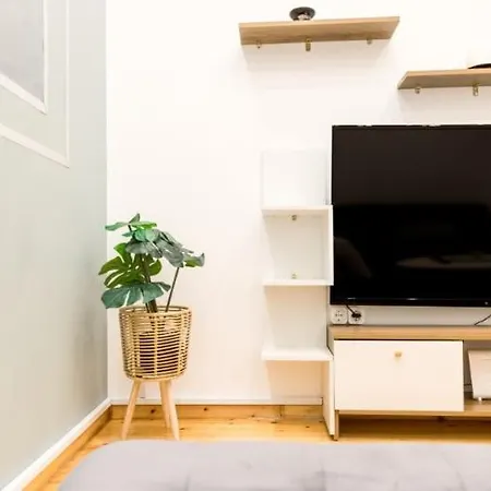 아파트 Modern Steps From Shops & Center *