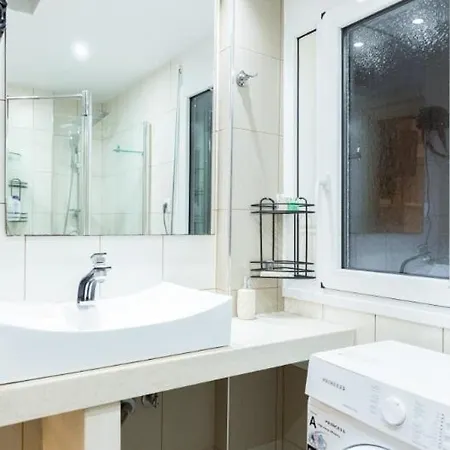 Apartament Modern Steps From Shops & Center