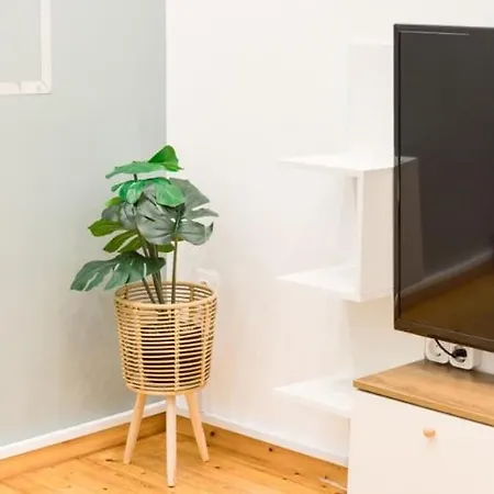 아파트 Modern Steps From Shops & Center *