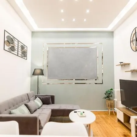 Modern Steps From Shops & Center Apartment Thessaloniki