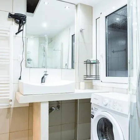 Modern Steps From Shops & Center Apartment Thessaloniki