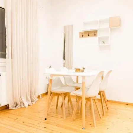 Modern Steps From Shops & Center *