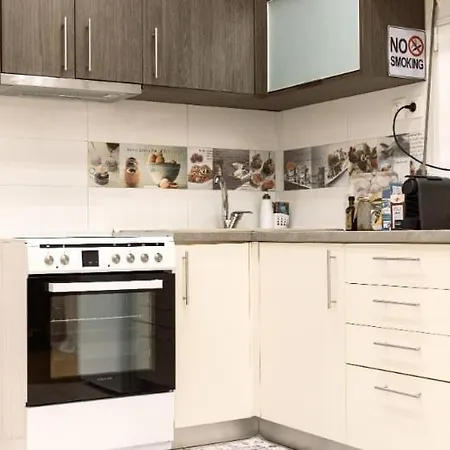 Modern Steps From Shops & Center Apartament *