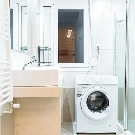 Modern Steps From Shops & Center Apartment