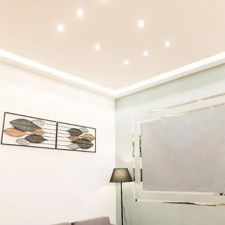 Modern Steps From Shops & Center 아파트 *