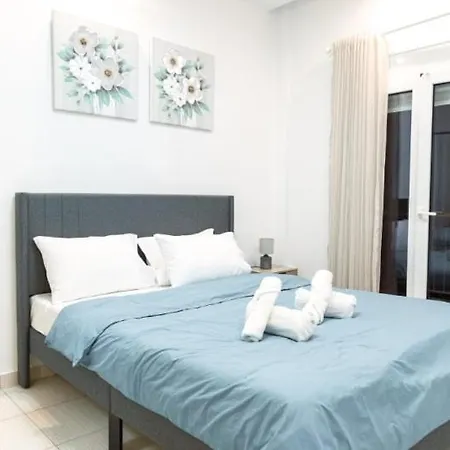 Modern Steps From Shops & Center *
