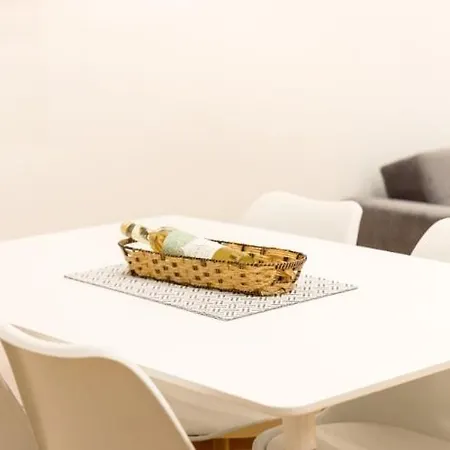 Apartament Modern Steps From Shops & Center