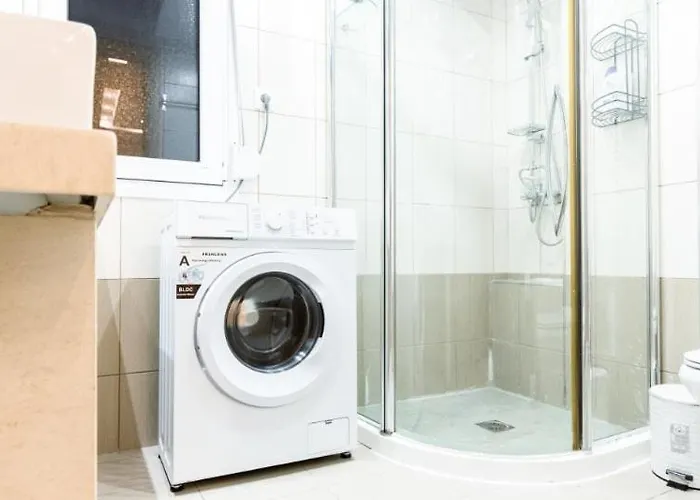 Modern Steps From Shops & Center Apartment *