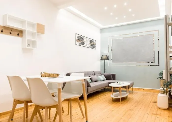 Modern Steps From Shops & Center Apartment *