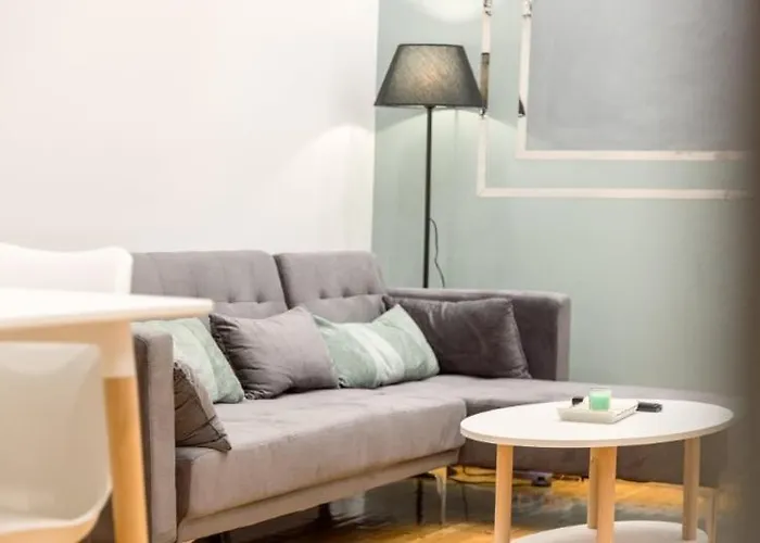 Modern Steps From Shops & Center *