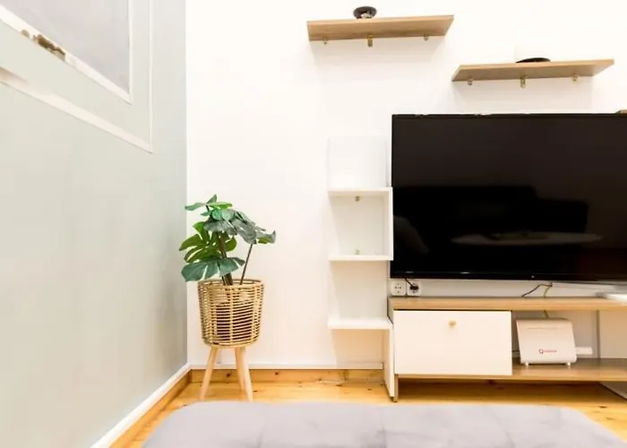 Apartman Modern Steps From Shops & Center *