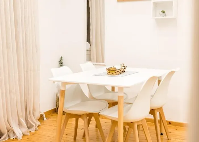 Modern Steps From Shops & Center Apartment