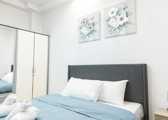 Modern Steps From Shops & Center *