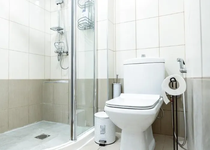 Modern Steps From Shops & Center *