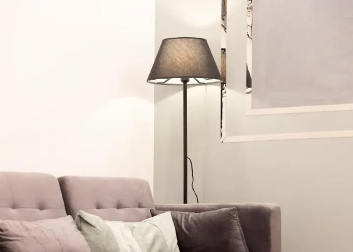 Modern Steps From Shops & Center