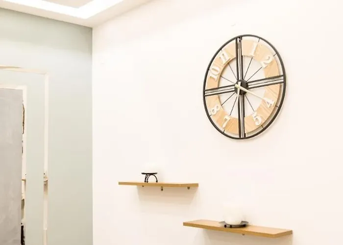 Modern Steps From Shops & Center Apartman