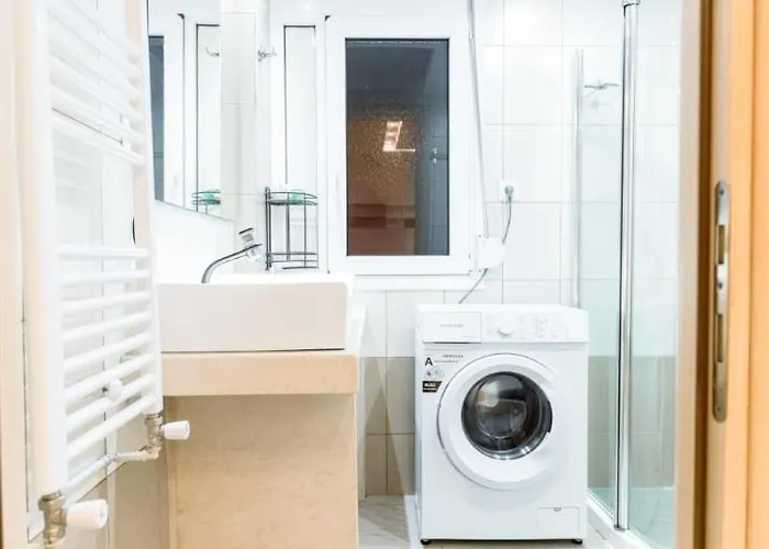 Modern Steps From Shops & Center Apartment