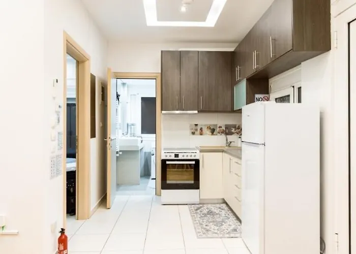 Modern Steps From Shops & Center Apartment