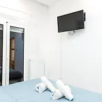 Апартаменты Modern Steps From Shops & Center