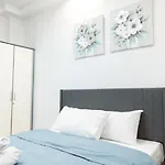 Modern Steps From Shops & Center *