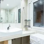Daire Modern Steps From Shops & Center
