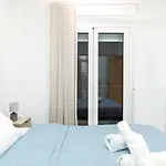 Апартаменты Modern Steps From Shops & Center *
