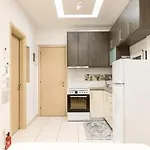 Modern Steps From Shops & Center * Selanik