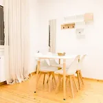 Modern Steps From Shops & Center *