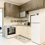 Modern Steps From Shops & Center Daire