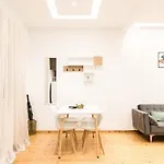 Modern Steps From Shops & Center Апартаменты