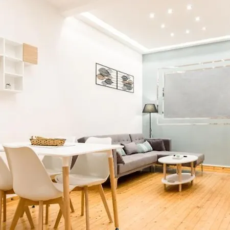 Modern Steps From Shops & Center Appartement *