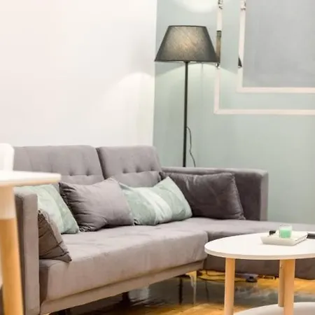 Modern Steps From Shops & Center *