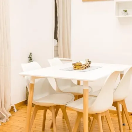 Modern Steps From Shops & Center Appartement