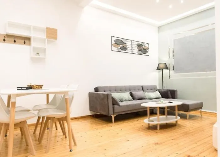 Modern Steps From Shops & Center *