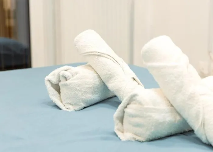 Modern Steps From Shops & Center