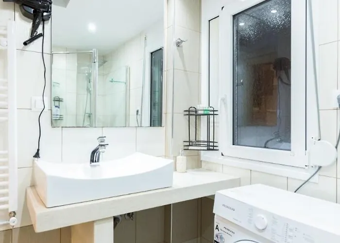 شقة Modern Steps From Shops & Center
