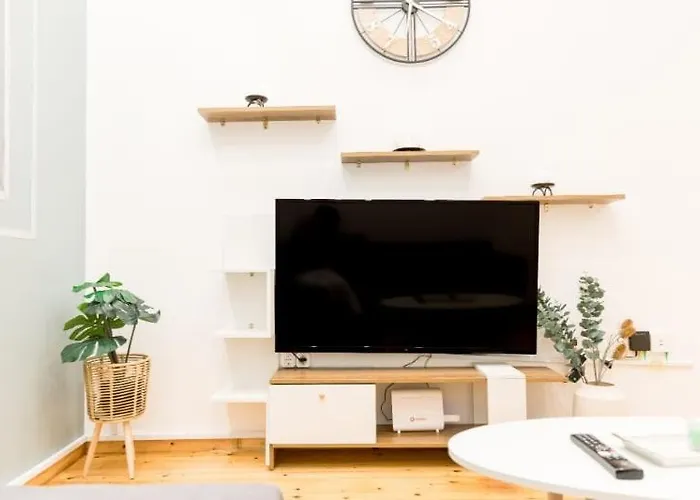 Modern Steps From Shops & Center شقة