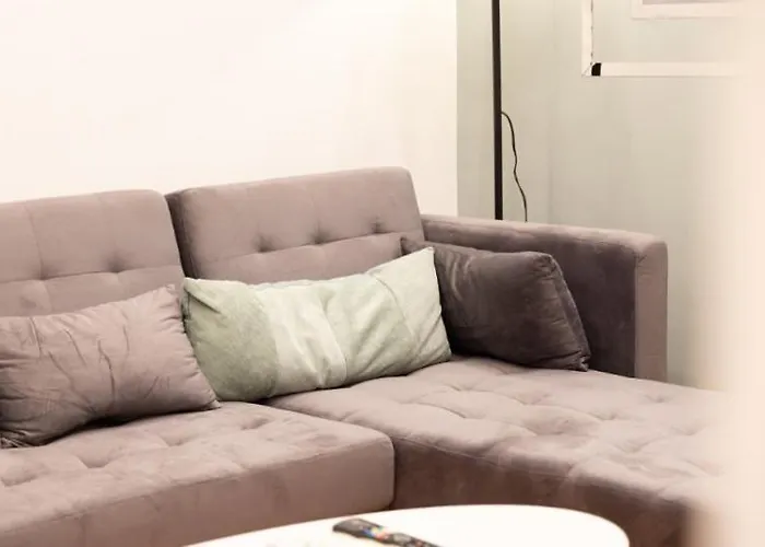 Modern Steps From Shops & Center Salonicco