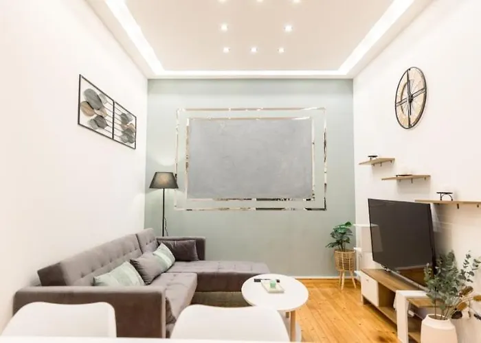 Modern Steps From Shops & Center شقة سالونيك