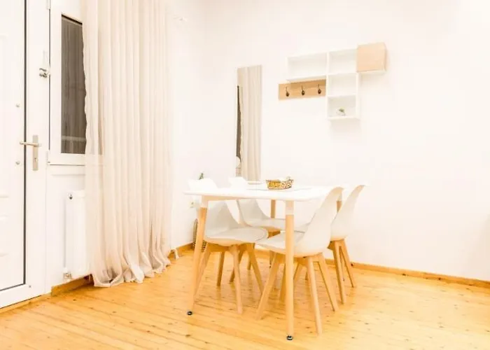 Modern Steps From Shops & Center *