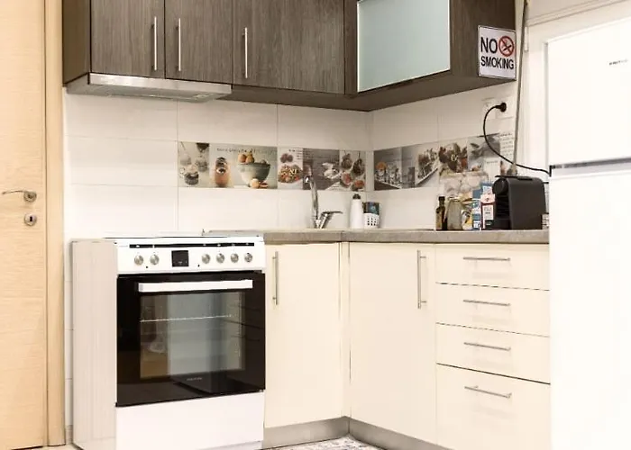 Modern Steps From Shops & Center شقة *