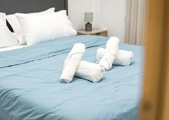 Modern Steps From Shops & Center