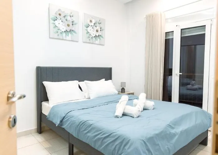 Modern Steps From Shops & Center *