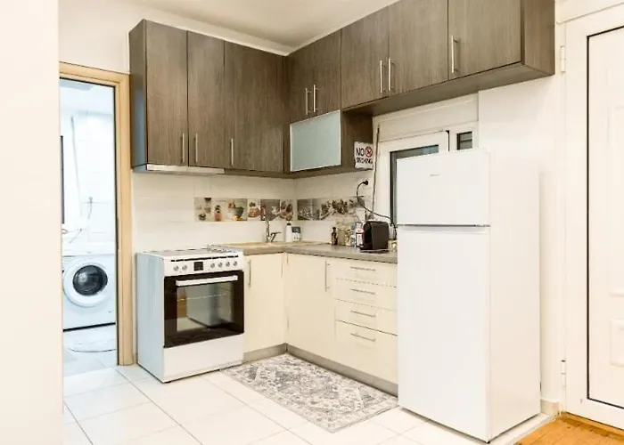 Modern Steps From Shops & Center شقة