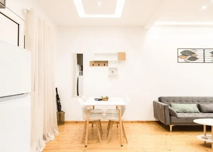 Modern Steps From Shops & Center شقة