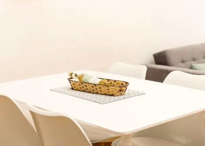 Appartement Modern Steps From Shops & Center